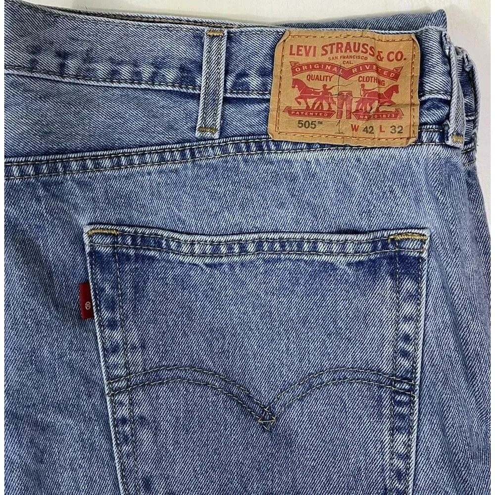 LEVI'S 505 Jeans Mens 42x32 Zipper Fly‎ Straight Fit Blue Denim Light Wash